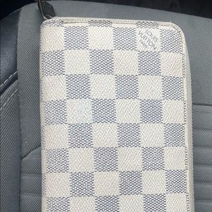 Authentic Louis Vuitton zippy wallet